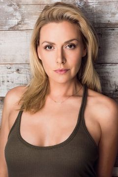 Allison McAtee interpreta Dubai Beauty (uncredited)