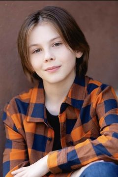 Logan Pierce interpreta Teen Darren