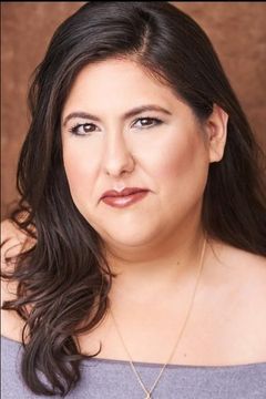 Chelsey Donn interpreta Clerk (uncredited)