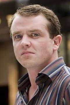 Garrett Lombard interpreta Leonnatus