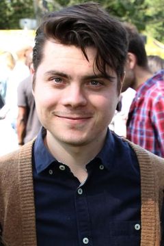 Atticus Mitchell interpreta Graydon
