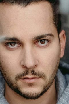 Adam Rodness interpreta Receptionist
