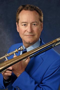 Tom Malone interpreta