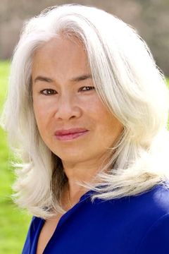 Akiko Morison interpreta Mrs. Quan