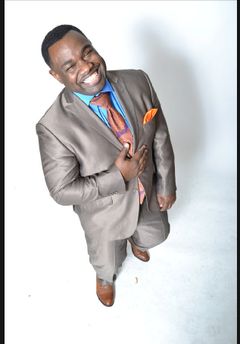 Rodney Perry interpreta Cousin