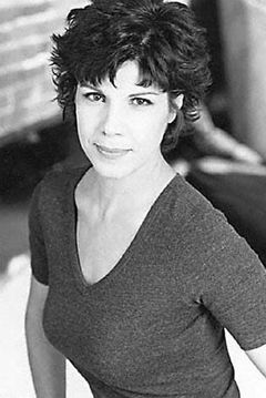 Jo Bates interpreta Julie Masse