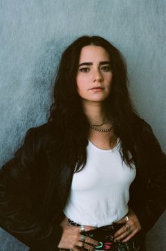 Abigail Lieff interpreta Waitress