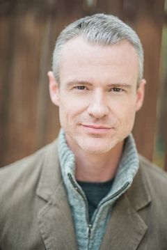 Brian Poth interpreta Green