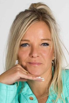 Amy Clare Beales interpreta Shop Staff