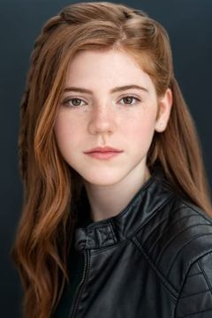 Sophia Powers interpreta Toni