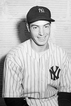 Joe DiMaggio interpreta Self - Playing Baseball (archive footage) (uncredited)