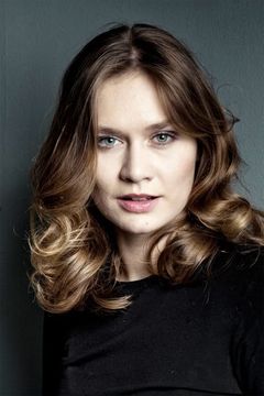 Masha Mashkova interpreta Anna