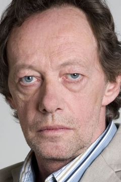 Erwin Leder interpreta Singe