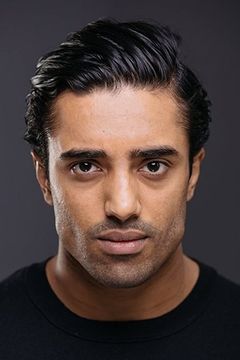 Ravdeep Singh Bajwa interpreta Receptionist