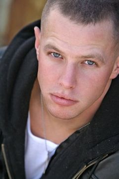 Ryan Ahern interpreta Sgt. Sickmann
