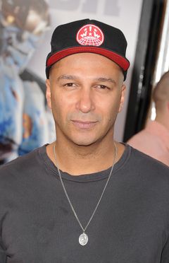 Tom Morello interpreta Guard