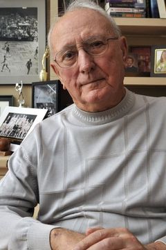Bob Cousy interpreta Vic