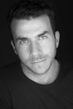 Renato Godinho interpreta Motorrad-Polizist