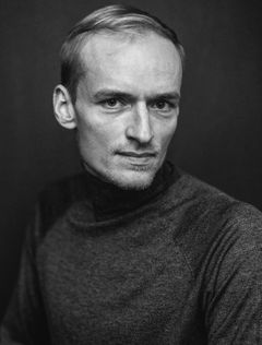 Kaspar Velberg interpreta Police Operator