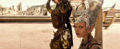 Yaya Deng interpreta Astarte