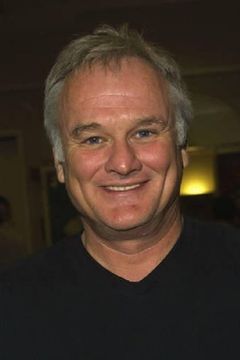 Leo Gorcey Jr. interpreta Louie - Bartender (uncredited)