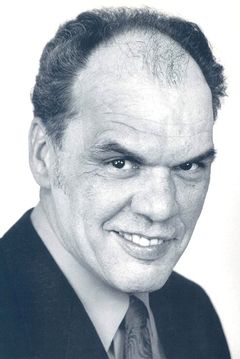Charles Gunning interpreta Hitman at Verna's