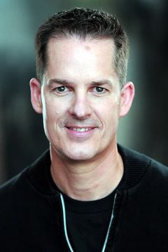 Trevor B. Nagle interpreta Officer Parrish