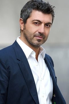 Emanuele Secci interpreta Agente De Riu
