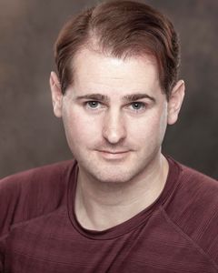 Jamie Langlands interpreta Met Officer