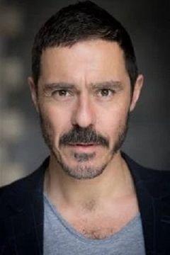 Andonis Anthony interpreta Frank