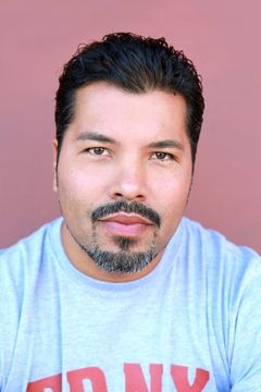 Sal Velez Jr. interpreta Miguel