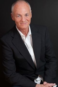 J. Douglas Stewart interpreta D. A. Lister