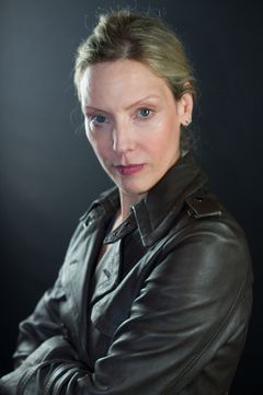 Andrea Gordon interpreta Middle Aged Woman