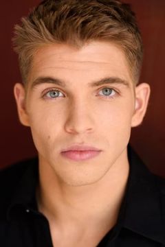 Bryson Powers interpreta Lucas