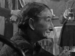 Tiny Jones interpreta Townswoman (uncredited)