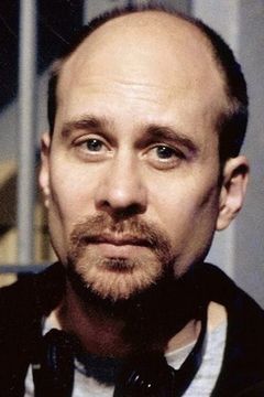 Terry Kinney interpreta Principal Karlstadt