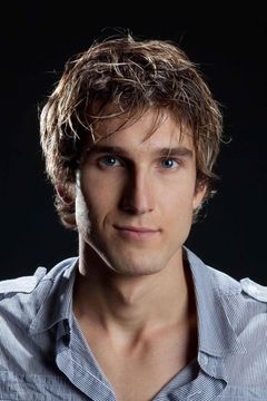 Landon Ashworth interpreta Miles