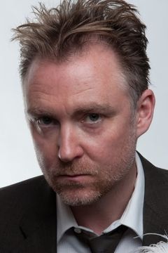 Vincent Gale interpreta Simon