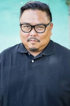 Derek Basco interpreta Taz
