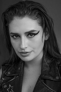 Frances Sholto-Douglas interpreta Taren