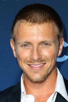 Charlie Bewley interpreta Stanton Baker