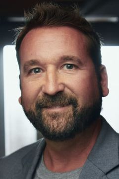 Mark Atkinson interpreta Restaurant Manager