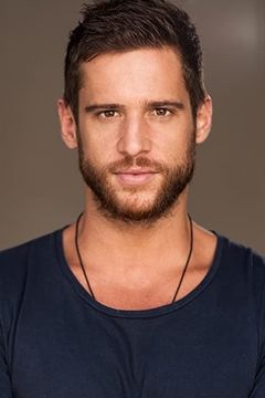 Dan Ewing interpreta Matt Simmons