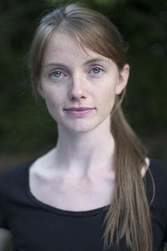 Sonya Cullingford interpreta Manderley Ball Guest