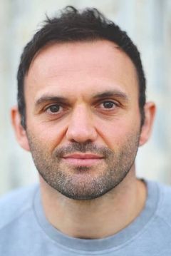 Richard Shackley interpreta Checkpoint Guard
