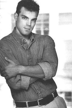 Gary Castro Churchwell interpreta Harvard Student (uncredited)