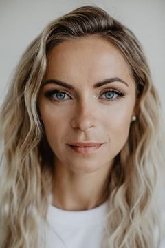 Irma Lake interpreta TV Reporter 3