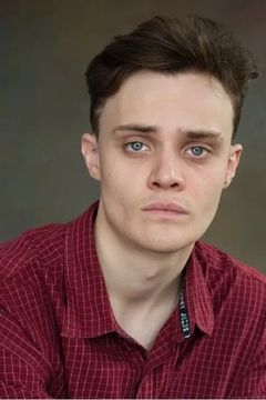 Séamus McLean Ross interpreta Colum MacKenzie