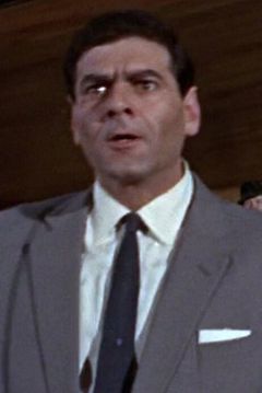 Hal Galili interpreta Officer Nelson