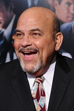 Jon Polito interpreta Wolf #1 (voice)